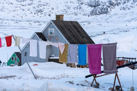 Voor een huis in Qasigiannguit in het westen van Groenland hangt de was buiten