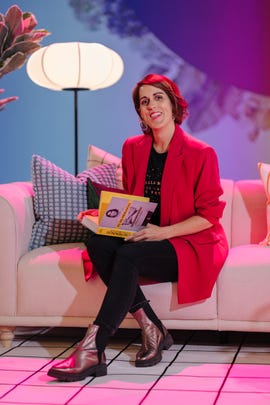 laura baena sentada con libro durante su gira