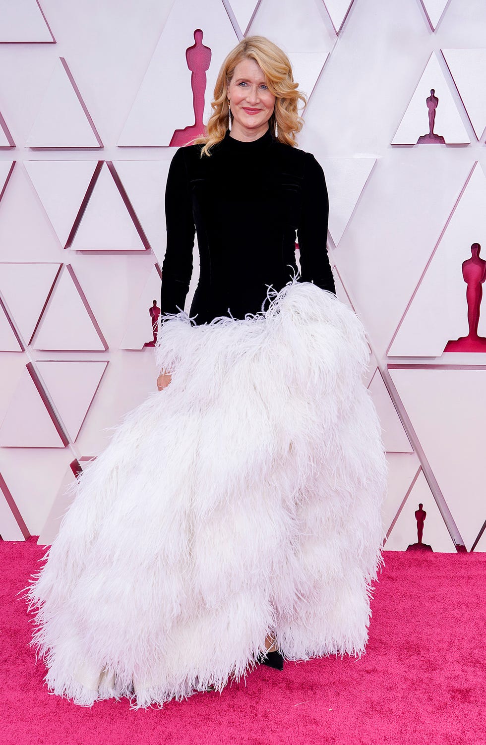 laura dern en la alfombra roja de los oscar 2021