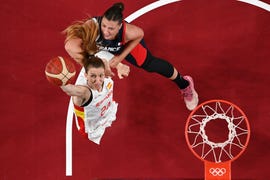 laura gil intenta anotar en el partido entre francia y españa en los cuartos de final de los juegos olímpicos de tokio