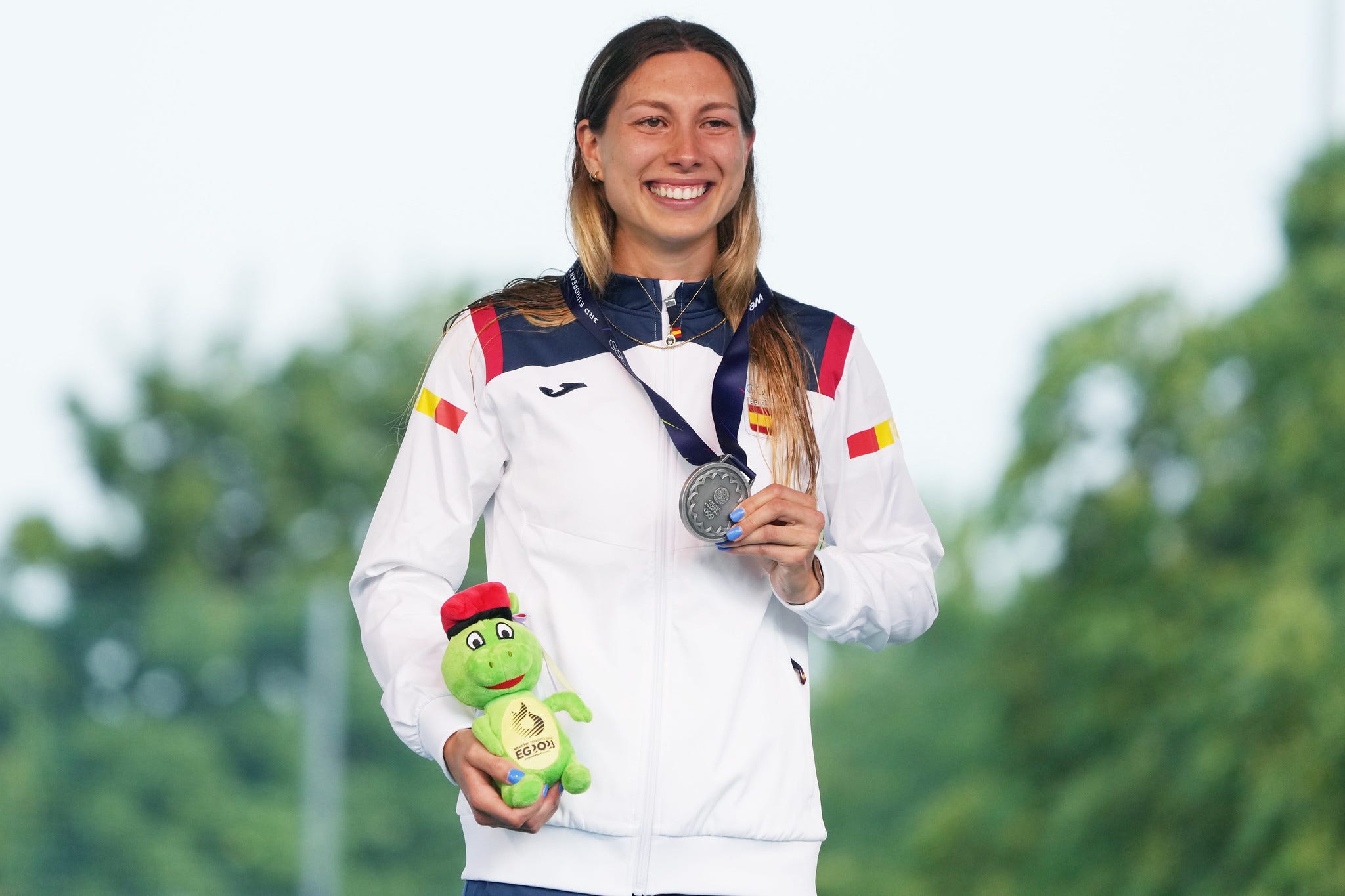 laura heredia con su medalla en pentatlon moderno