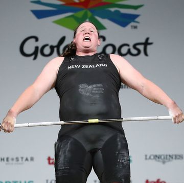 la deportista neozelandesa laurel hubbard, primera deportista transexual aspirante a medalla olímpica
