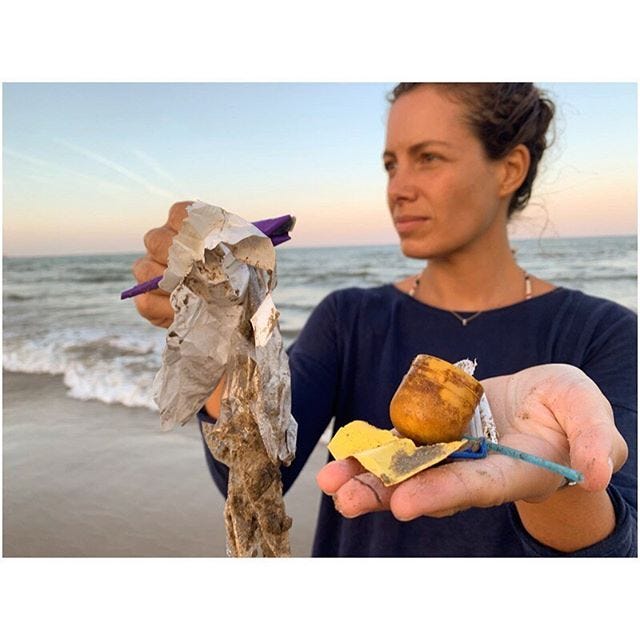 laura madrueño recogiendo desechos del mar