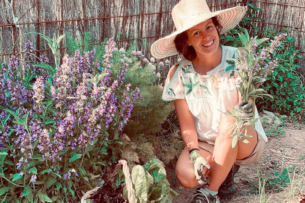 laura madrueño en el jardín de su casa en la sierra de madrid
