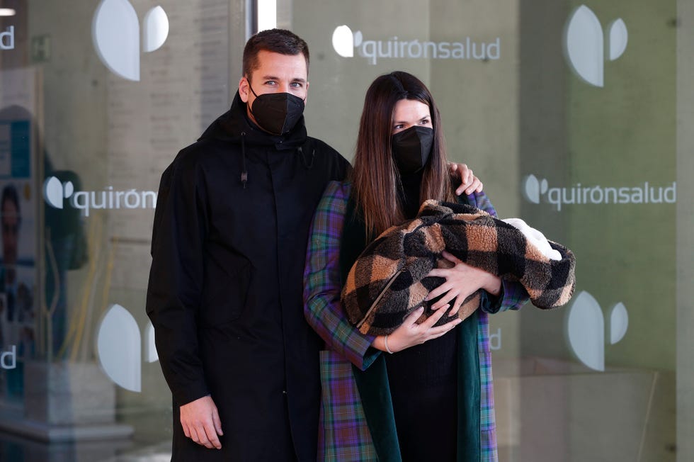 laura matamoros y benji aparicio a la salida del hospital tras el nacimiento de su segundo hijo, benji aparicio junior