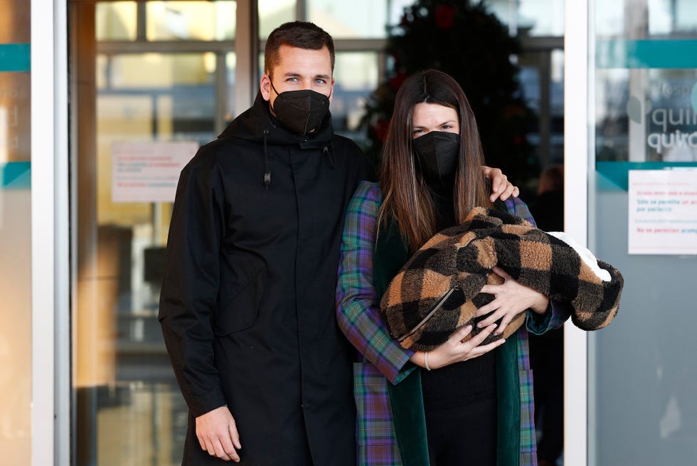 laura matamoros y benji aparicio con su segundo hijo, benjamín, tras su nacimiento