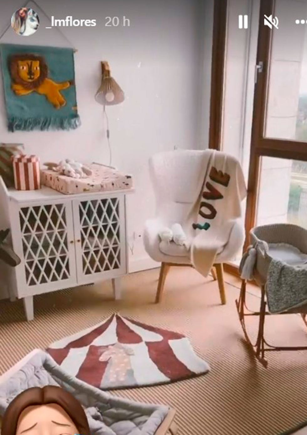 laura matamoros enseña la habitación de su bebé