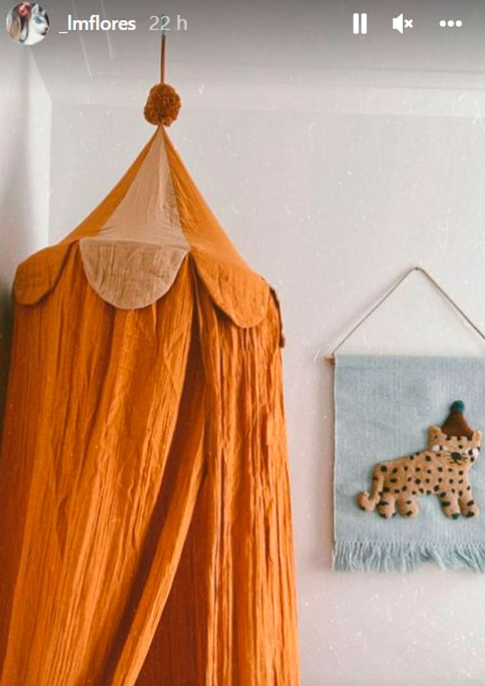 laura matamoros enseña la habitación de su bebé