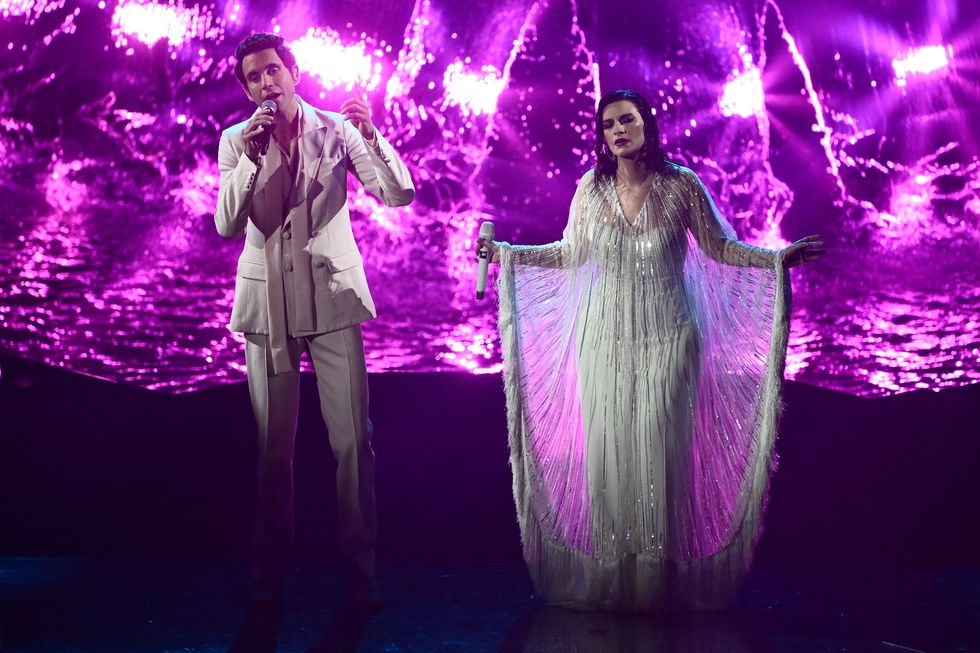 mika e laura pausini sul palco dell'eurovision
