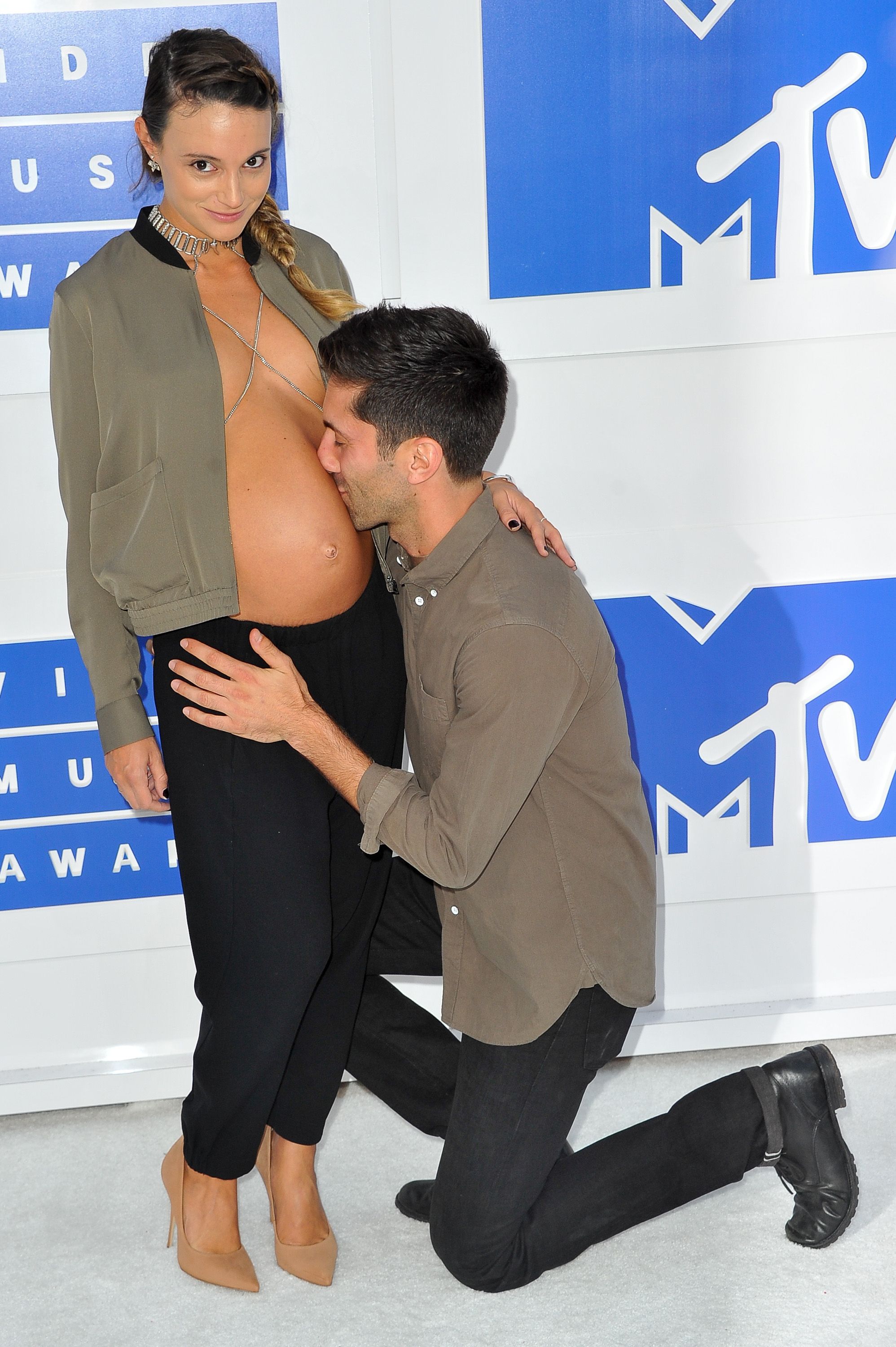 That Naked Baby Bump From the VMAs Is Now a Tropical Island image