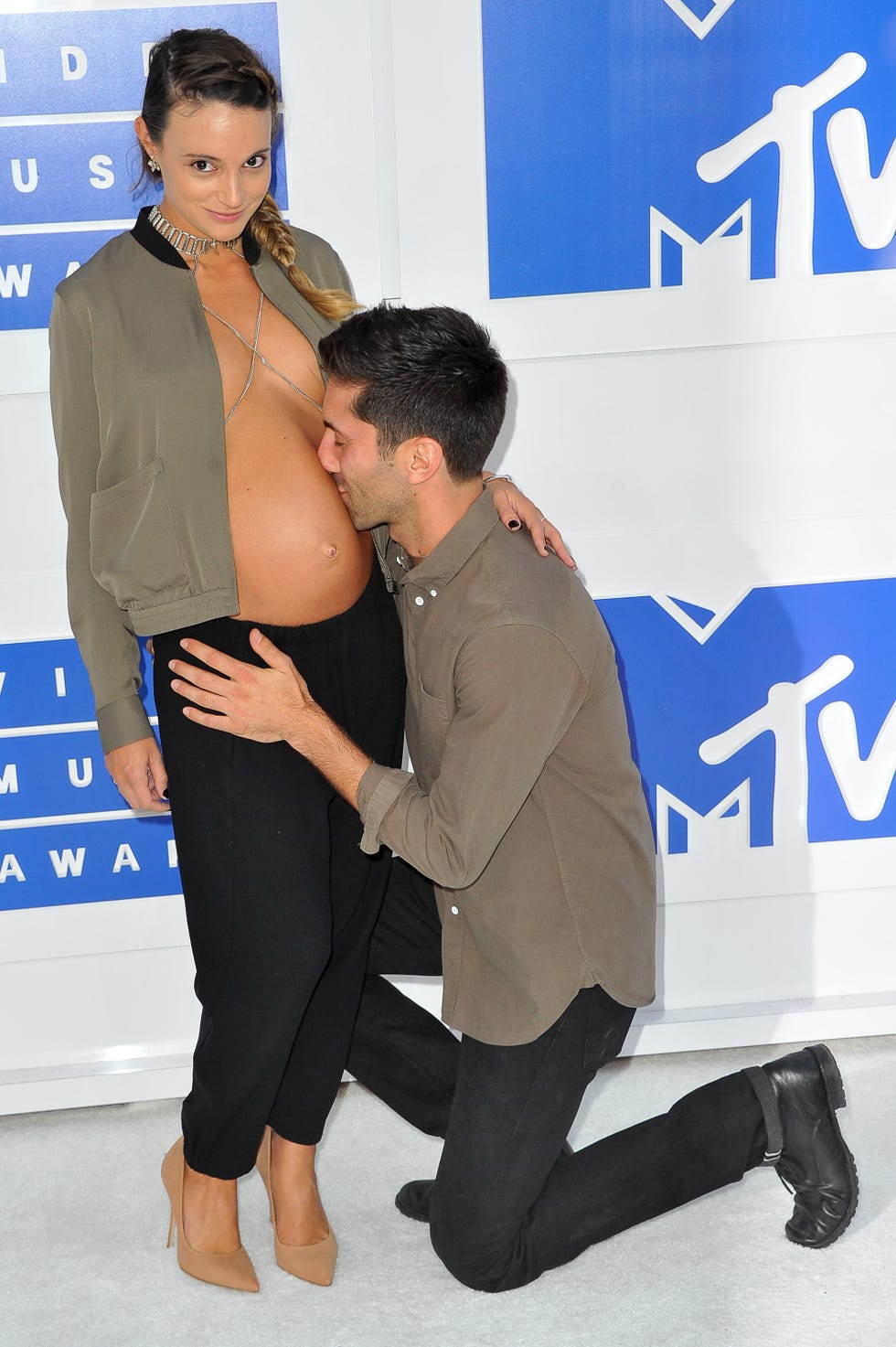 That Naked Baby Bump From the VMAs Is Now a Tropical Island - Laura  Perlongo Baby Bump