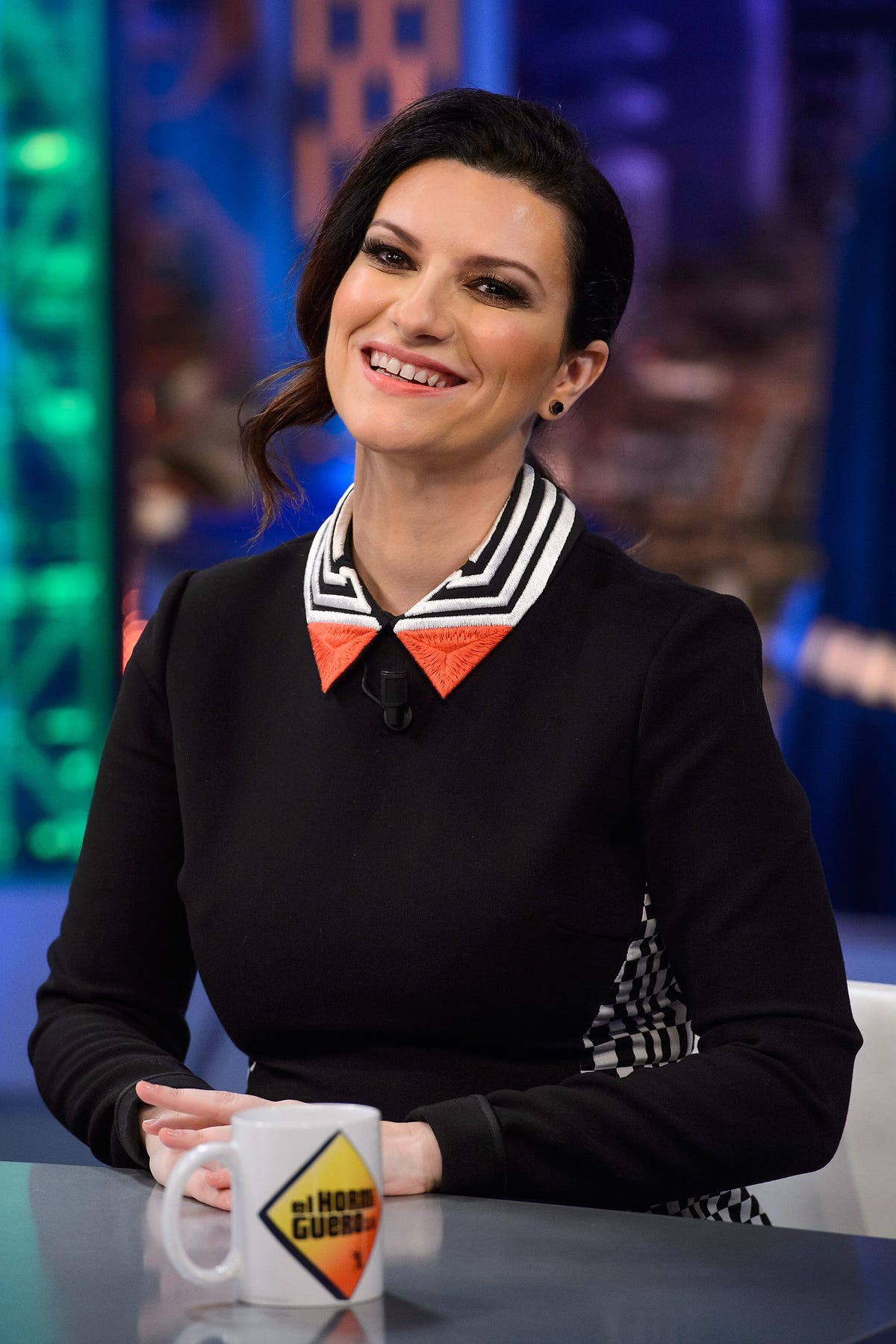 Camicia Primavera 2021: quella Valentino di Laura Pausini è top