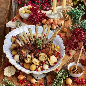 receta de navidad costillar de cordero a la miel con setas, cebolla francesa, patatitas y frutos rojos por laura ponts