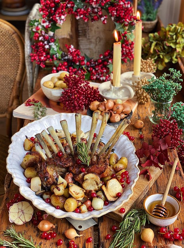 receta de navidad costillar de cordero a la miel con setas, cebolla francesa, patatitas y frutos rojos por laura ponts