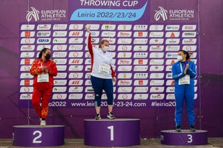 podio del lanzamiento de martillo femenino en la copa de europa de leiria con la española laura redondo con una plata