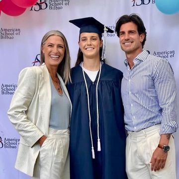 laura sánchez en la graduación de su hija con traje de rayas