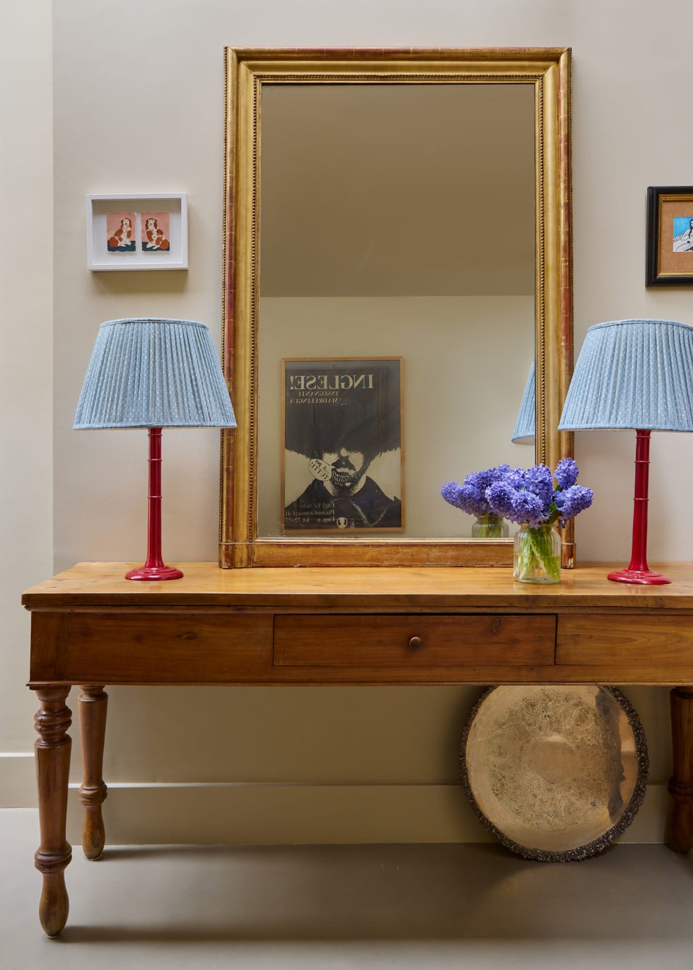 console table with mirror and two lamps