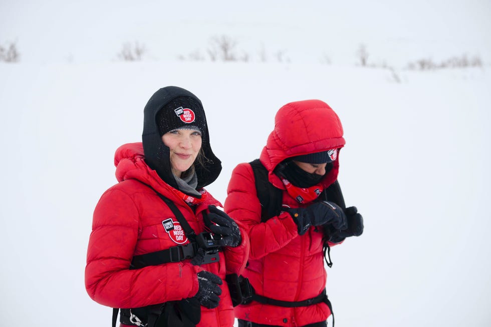 laura whitmore y alex scott desafío del día de la nariz roja