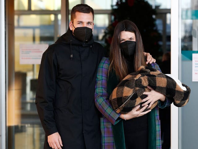 la hija de kiko matamoros y su novio posan con su bebé, benji jr, tras su nacimiento