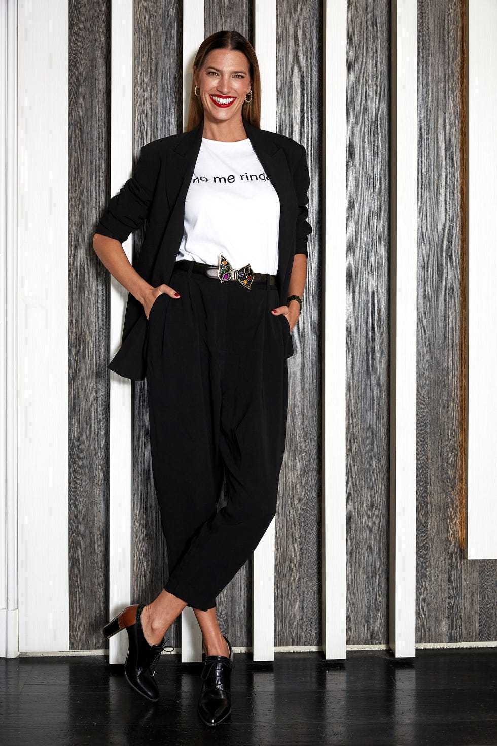 laura sánchez, con un traje negro y camiseta blanca, posa para la sesión de fotos de su entrevista con rosa villacastín