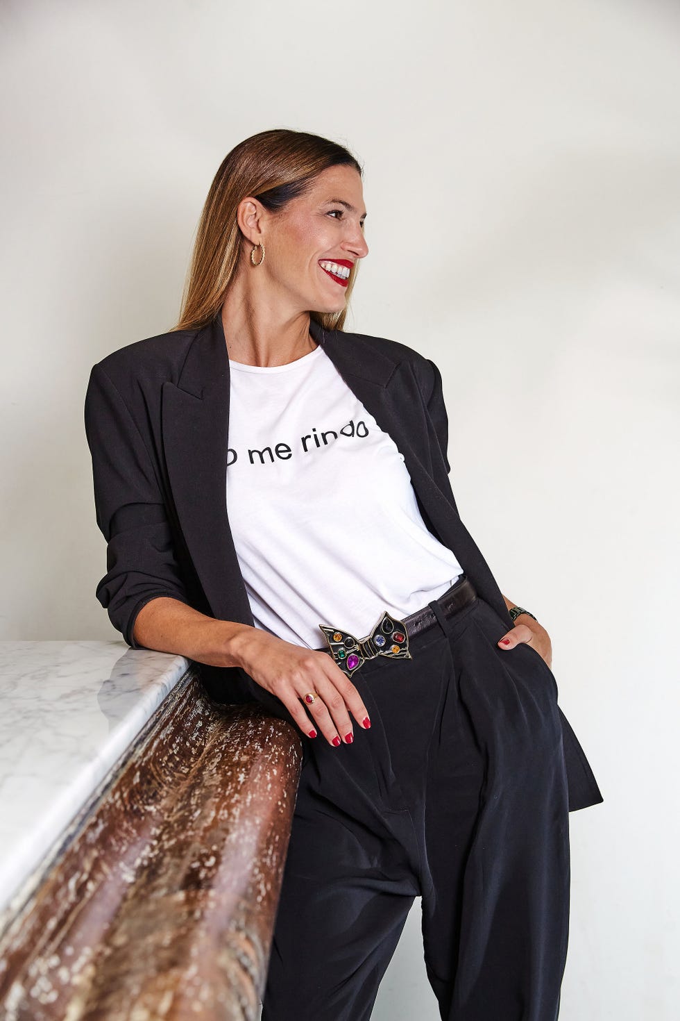laura sánchez, con traje pantalón de color negro y camiseta blanca, posa para la sesión de fotos de su entrevista con rosa villacastín