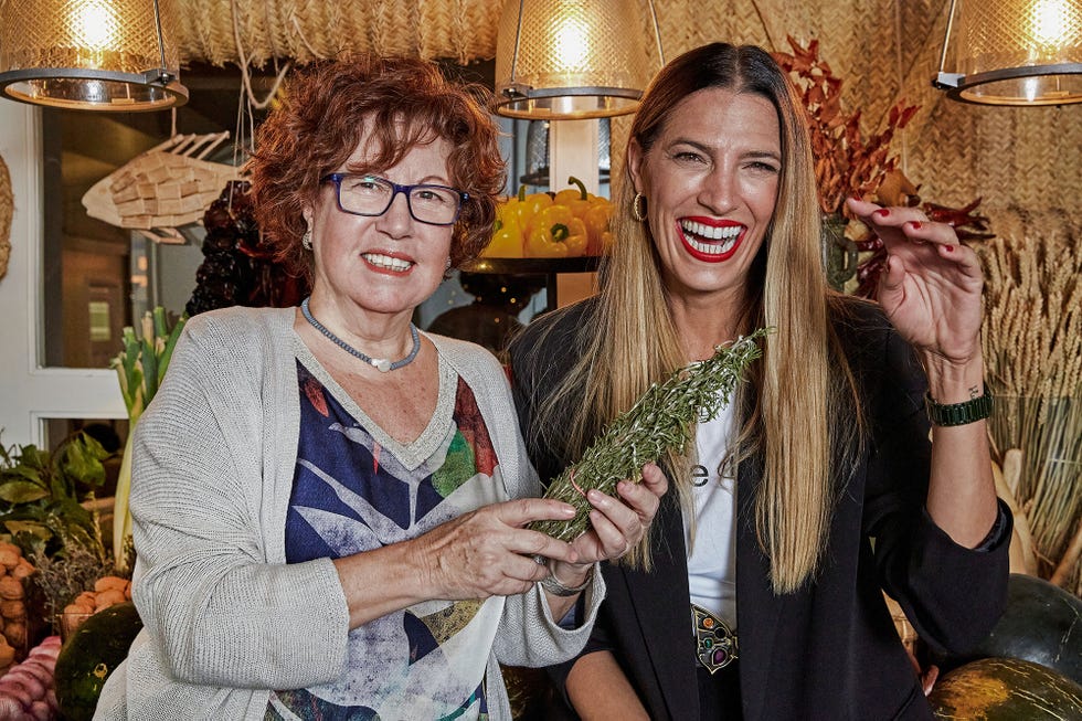 laura sánchez posa con rosa villacastín ambas con una gran sonrisa
