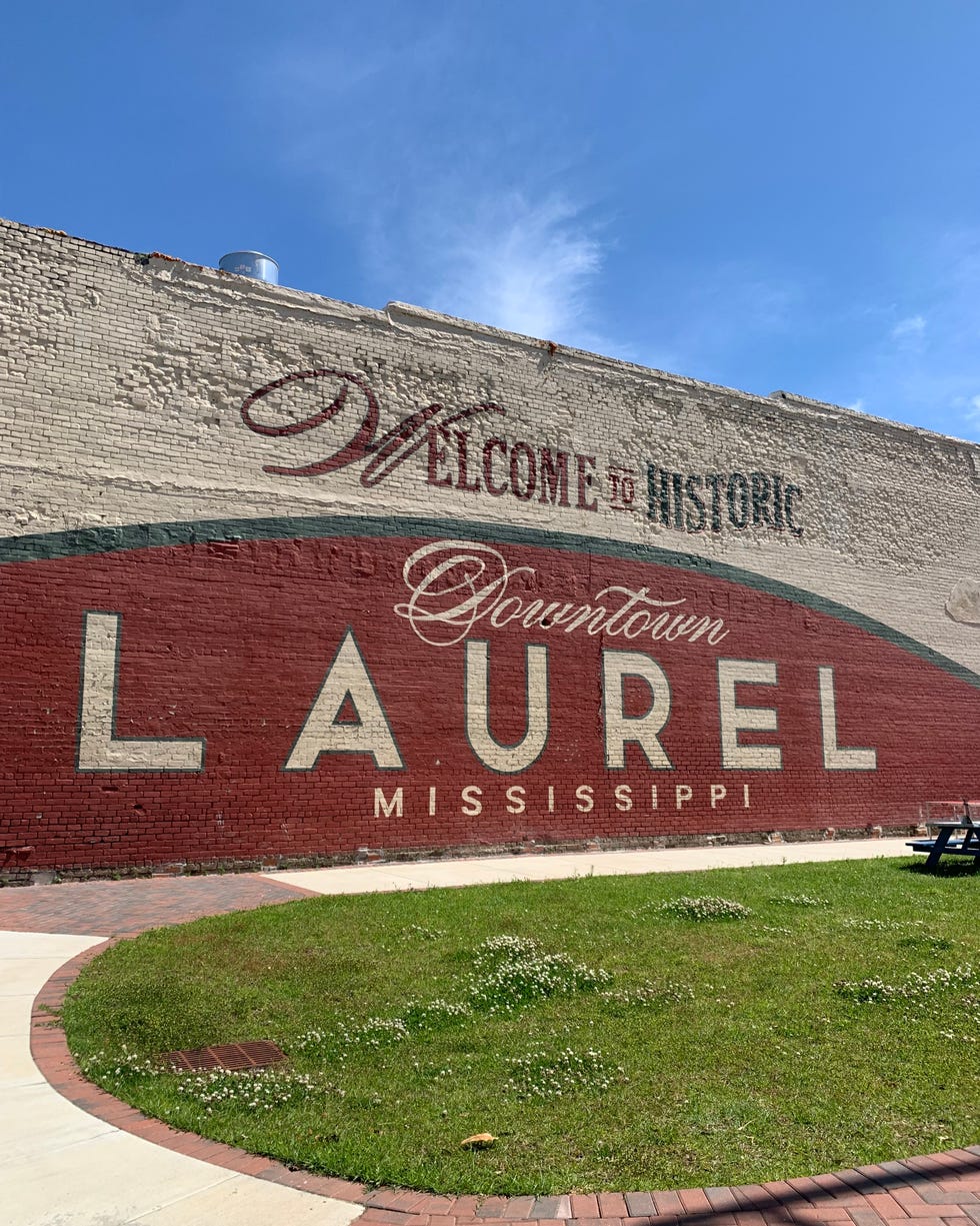 a mural welcoming visitors to downtown laurel mississippi