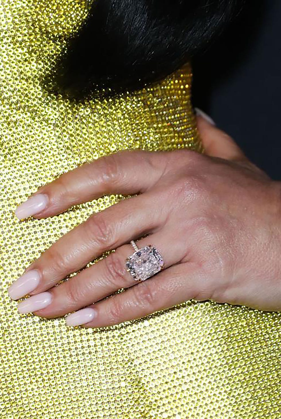 Un primer plano del anillo de compromiso de Lauren Sánchez.