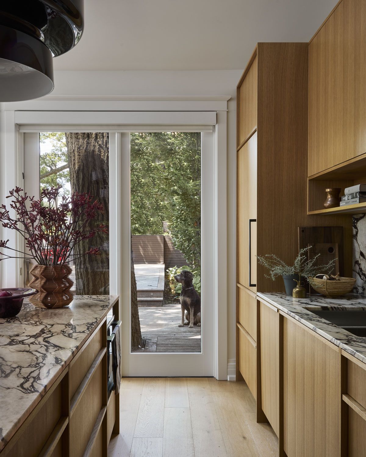 This Toronto Kitchen Is Both Calming And Dramatic   Laurenmiller Sarahbirniexbeechave 0079v1 64502850dfbe0 