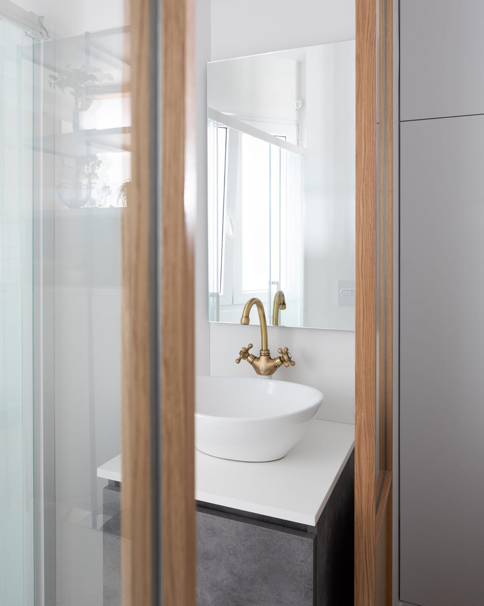 lavabo exento con grifería vintage cromada en un apartamento pequeño en san sebastián con espacio abierto