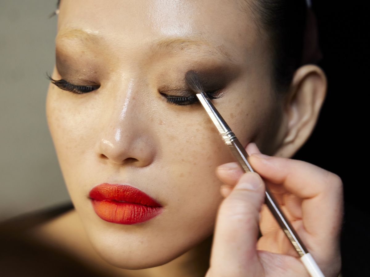 Mientras este limpiador de brochas es viral en TikTok, te explicamos cómo  limpiar en profundidad tus brochas de maquillaje