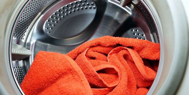 Por qué hay que lavar periódicamente las toallas del baño si las utilizamos  cuando ya estamos