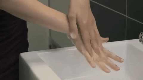 Mujer lavándose las manos