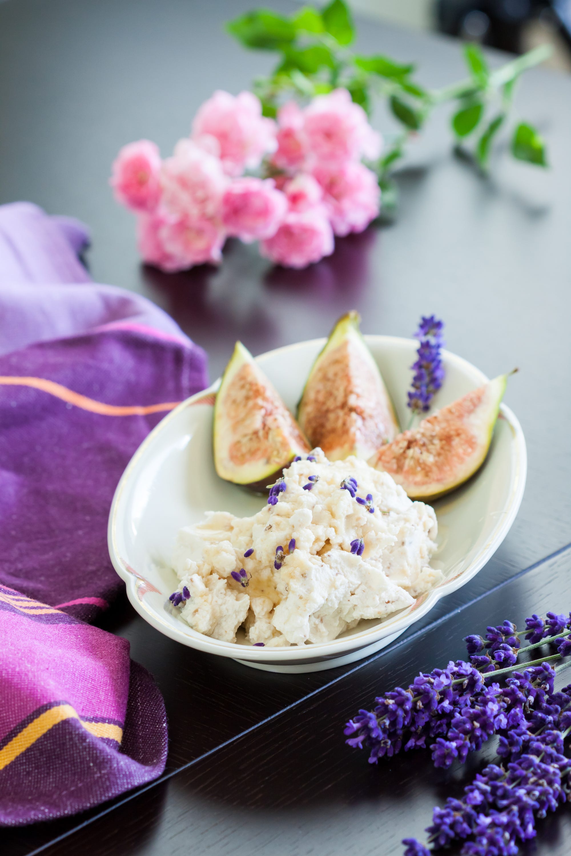 queso de cabra con higos y lavanda