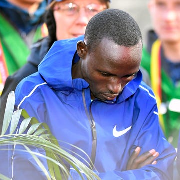 El enviado del antidopaje a Kenia: "Un keniano que gana 10.000$ en un maratón, mantiene 10 años a su familia" Raphael Roux, enviado de la unidad antidopaje de World Athletics a Kenia, explica que las trampas se están trivializando en el país y las dificultades que ha encontrado para atajarlas por la intensa corrupción