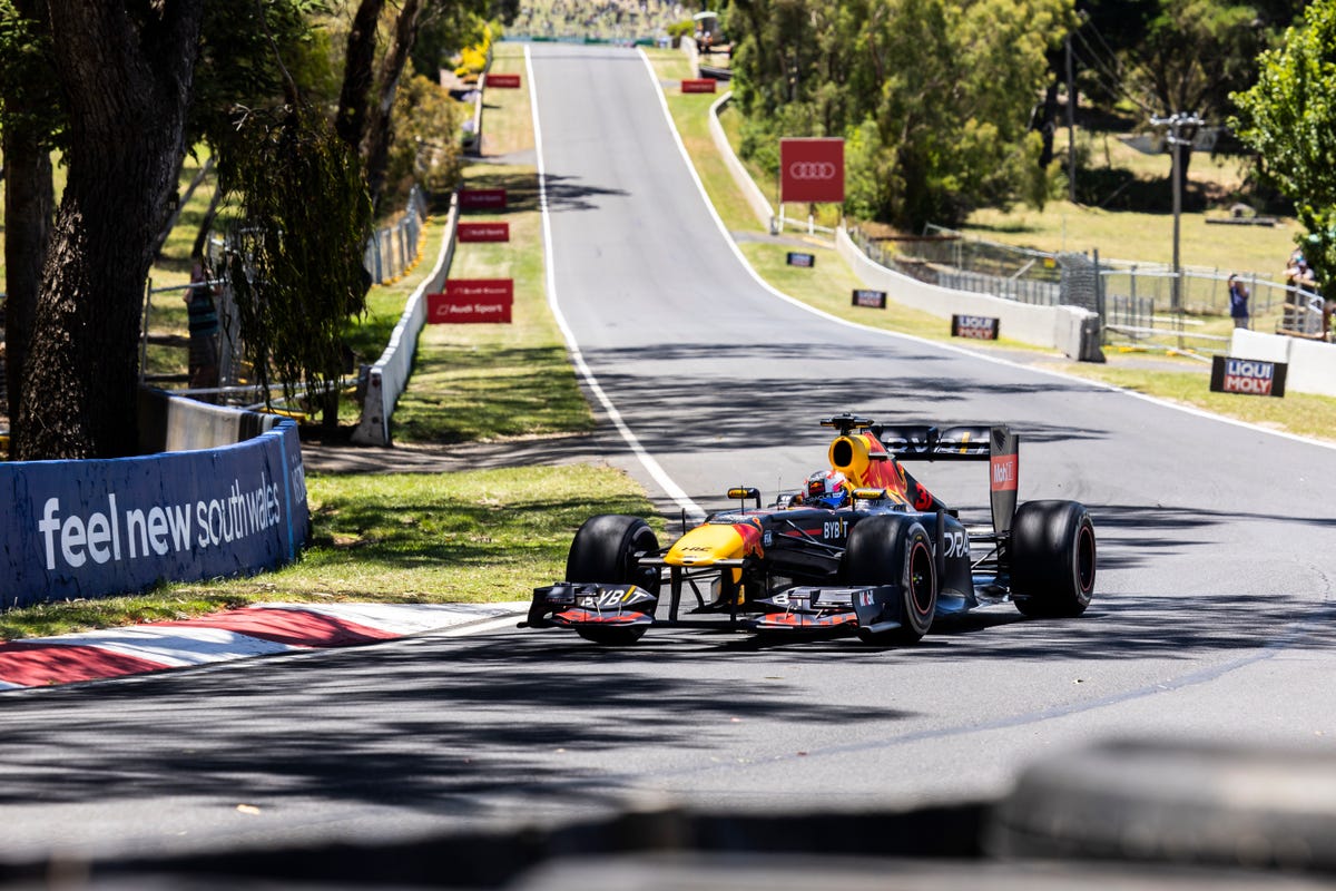 Liam Lawson, a manos del RB7, dando vueltas de exhibición en Bathurst