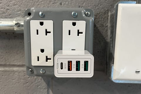 lcgens charger with aggregate  ports successful  partition  outlet