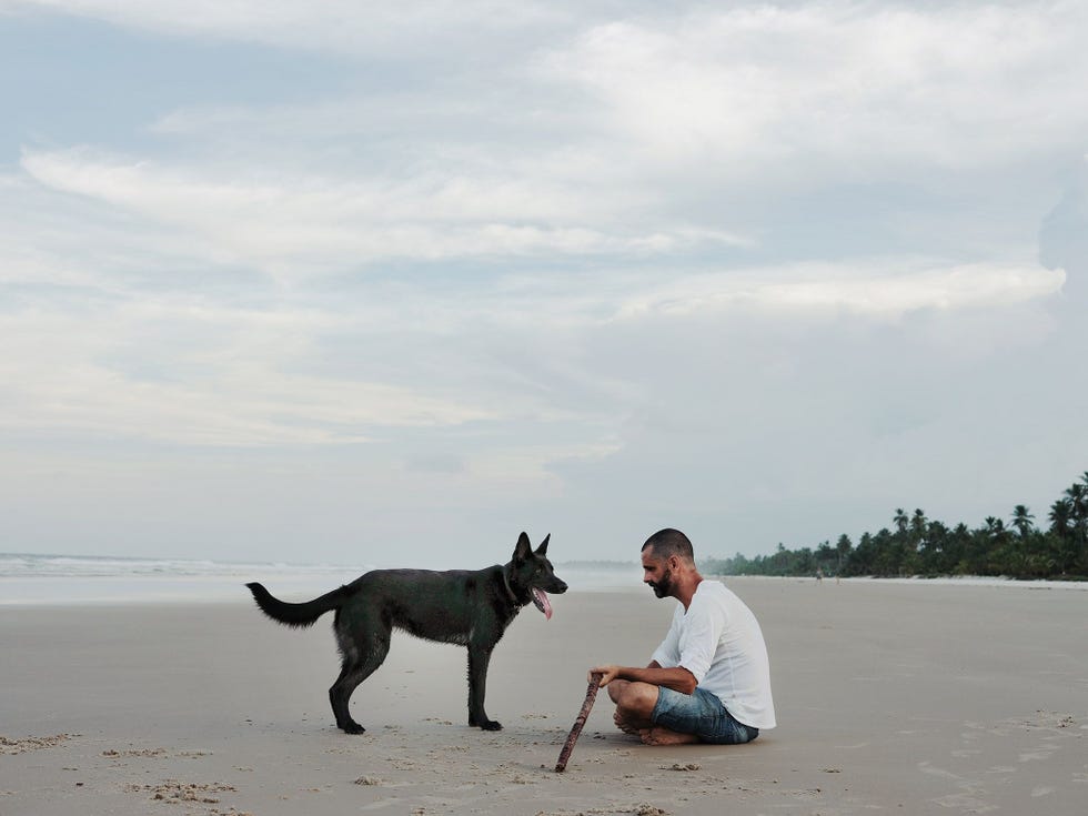 BAHIA BRAZILI  Hier in het zuiden van Bahia is er geen infrastructuur voor zon crisis De mensen gaan gewoon door met hun leven gaan naar het strand en houden soms wat afstand in acht zegt fotografe Luisa Drr De Bahianen zijn een ruig volkje komen uit de bossen en werken hun hele leven onder zware omstandigheden Ze zeggen dat het niet een virus zal zijn waaraan ze sterven Ook zijn ze erg religieus en de meesten geloven er heilig in dat God ze zal beschermen