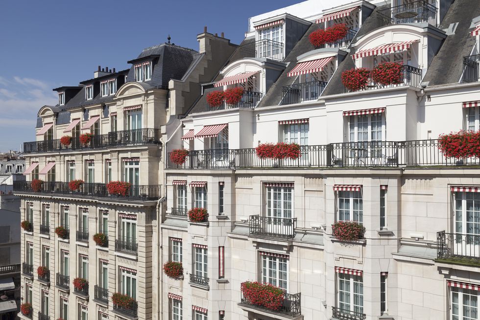 the exterior facade of le bristol in paris
