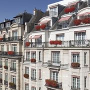 the facade of le bristol hotel in paris