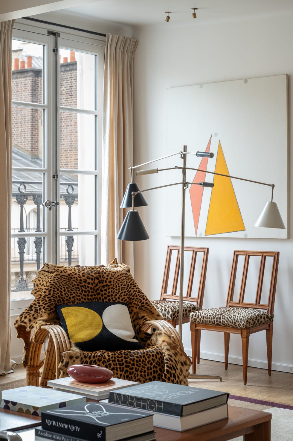 apartamento parisino con diseno atemporal, piezas vintage y atmosfera calida