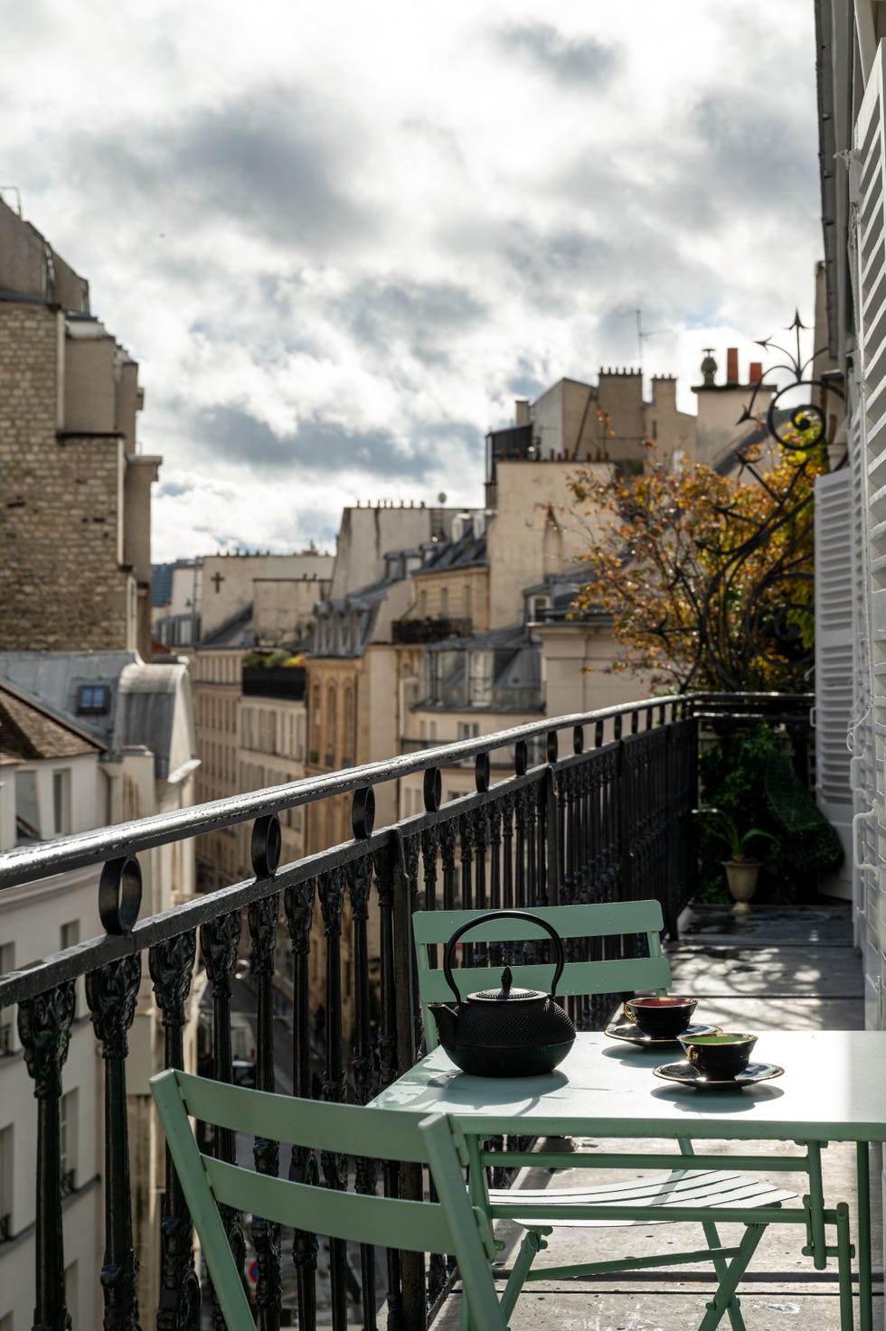 apartamento parisino con diseno atemporal, piezas vintage y atmosfera calida
