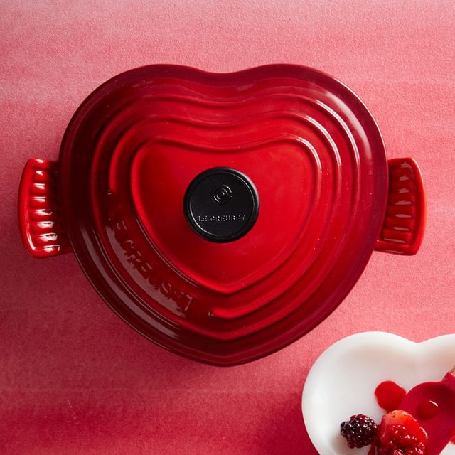 https://hips.hearstapps.com/hmg-prod/images/le-creuset-cast-iron-heart-shaped-dutch-oven-o-2-1516207246.jpg?crop=1xw:1xh;center,top&resize=640:*