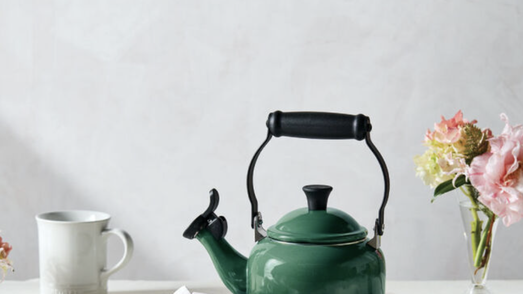 https://hips.hearstapps.com/hmg-prod/images/le-creuset-kettle-1635285533.png?crop=1xw:0.5677816901408451xh;center,top&resize=1200:*