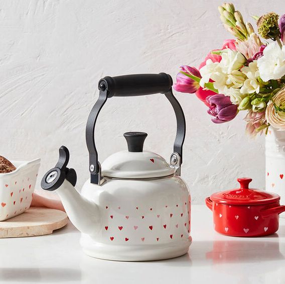 https://hips.hearstapps.com/hmg-prod/images/le-creuset-valentines-day-2023-2-1674851521.jpg?crop=0.739xw:1.00xh;0.215xw,0&resize=640:*