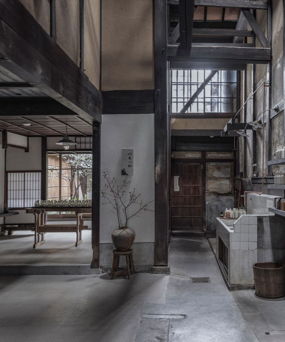 a room wルラボ, 京都, 町家, lelabo, kyoto, machiya, 香水, フレグランスith tables and chairs