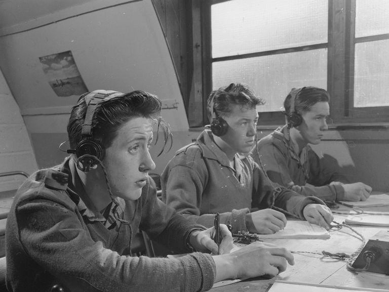 طلاب الإشارات الملكية يستمعون إلى الرسائل في فصل دراسي حول رمز مورس في الستينيات