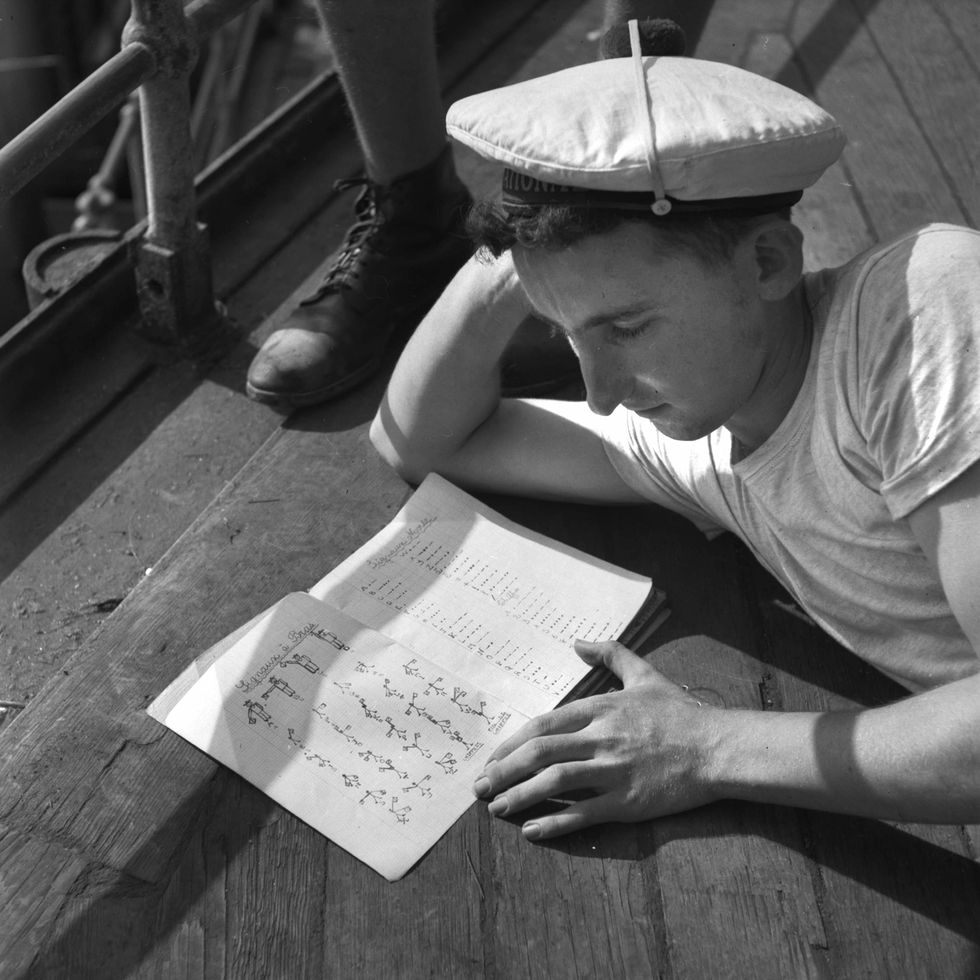 french sailor learning the arm signals and morse code at the end of the 1930s