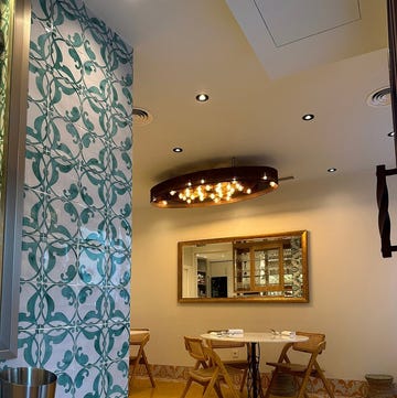 interior del restaurante leartá en sevilla pared de azulejos y mesa de madera de restaurante leartá en sevilla