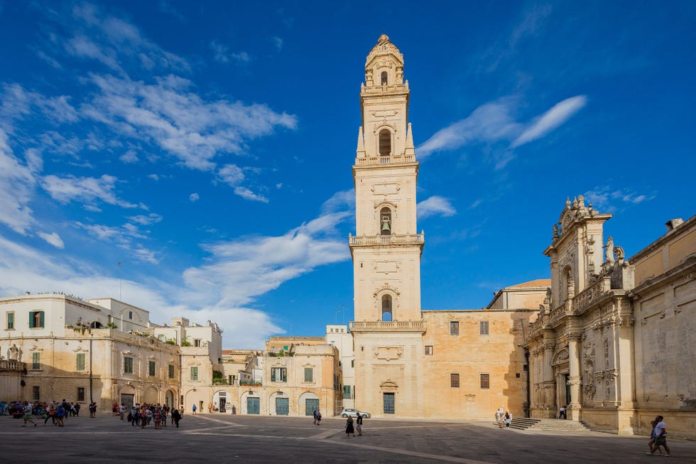 Met zijn barokke gebouwen uit kalksteen waaronder de kathedraal doet de architectuur van Lecce enigszins denken aan die van Florence
